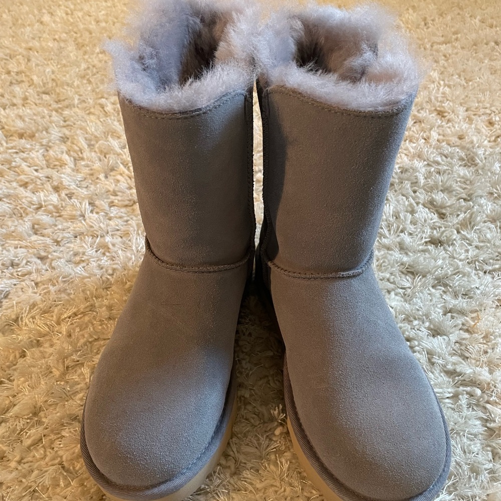 Women’s size 7 grey uggs, EEUC